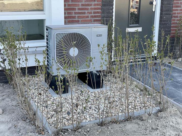 Pose et mise en service de pompes à chaleur au Passage